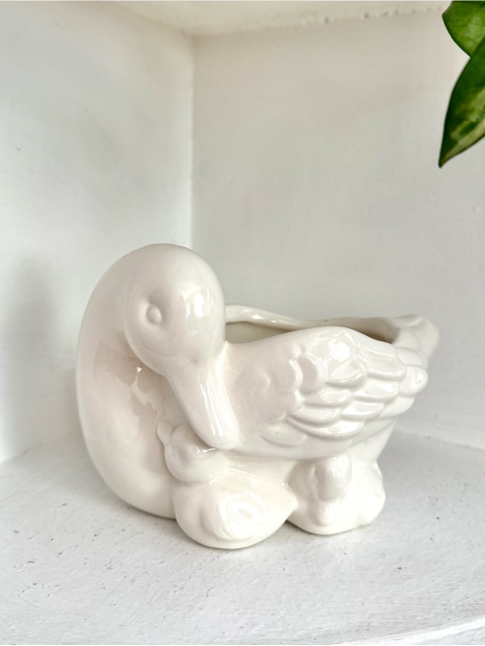 Vintage 1984 Avon Ceramic Mother Duck with Ducklings Planter Vase White Glossy